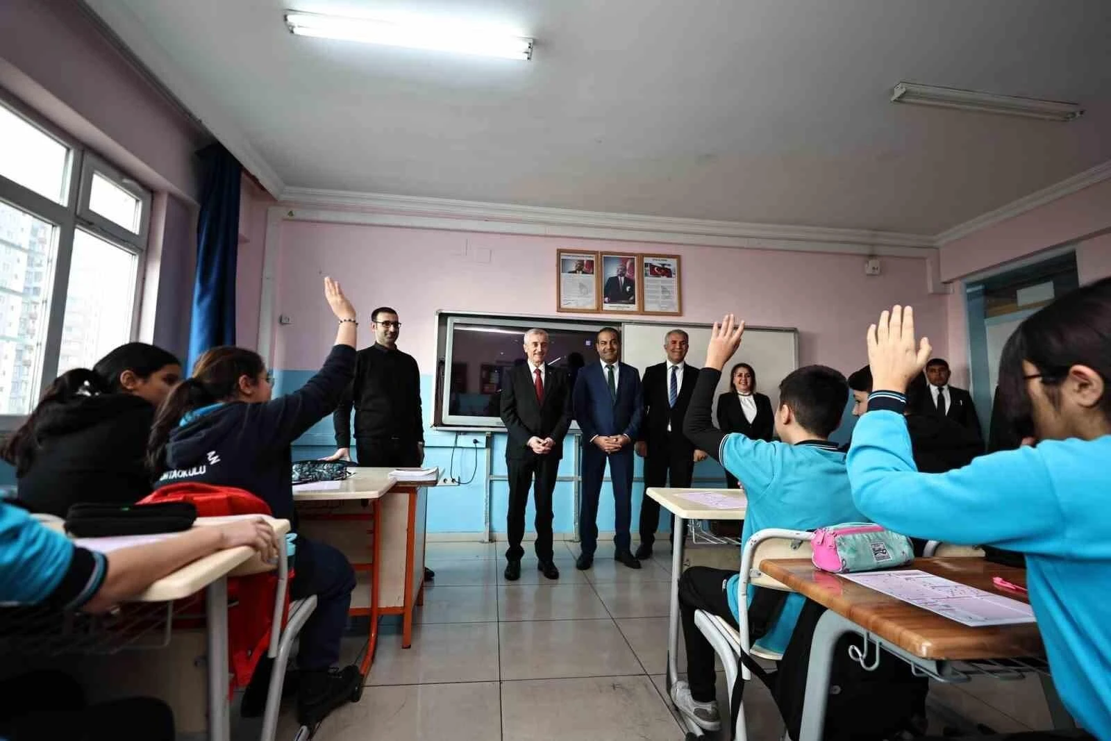 Şahinbey Belediye Başkanı Mehmet Tahmazoğlu, LGS Öğrencilerini Ziyaret Etti ve Deneme Sınavı Hediyeleri Verdi