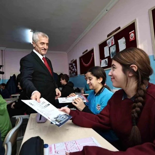 Şahinbey Belediyesi tarafından öğrencilere dağıtılan deneme sınav kitapları.