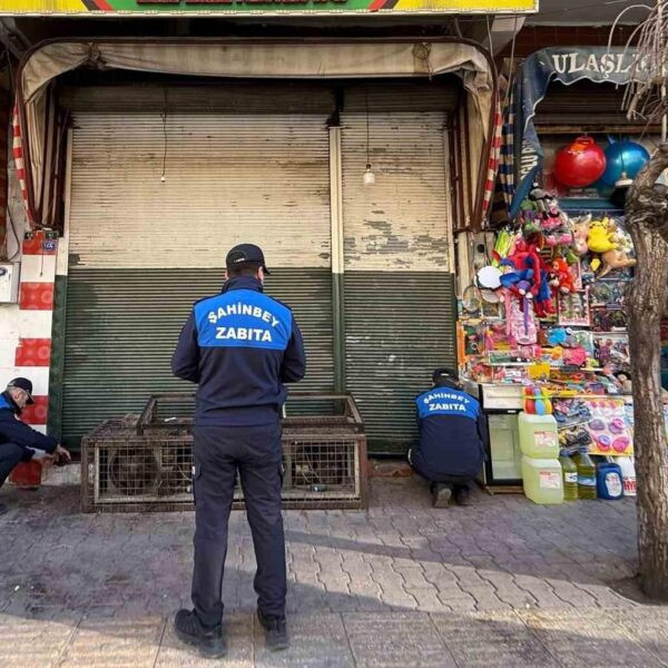 Şahinbey Belediyesi Zabıta ekiplerinin bir denetim yaptığı bir fotoğraf