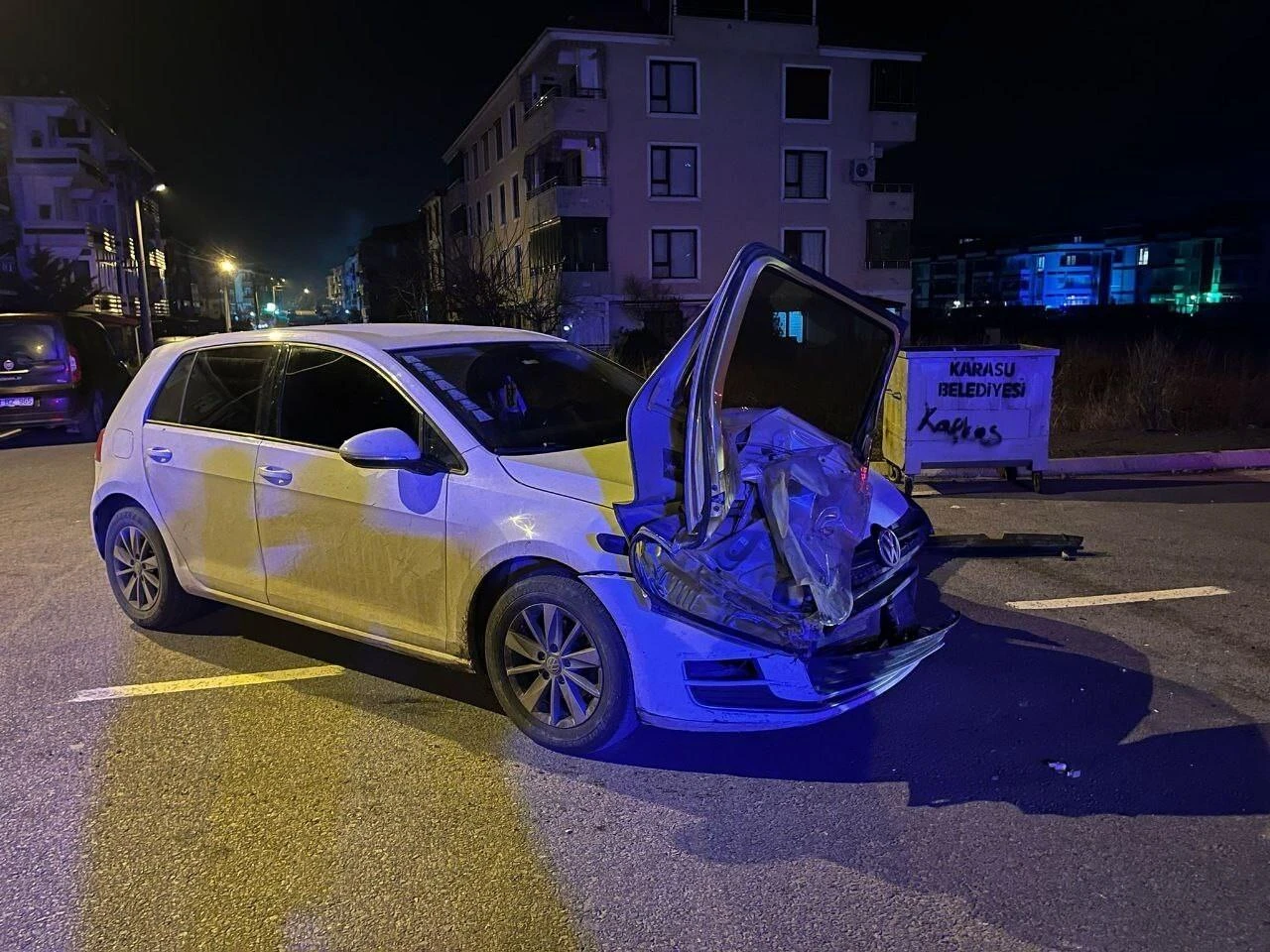 Sakarya’da Otomobil Kaza Sırasında Kapı Farda Asılı Kalması Hayrete Düşürdü