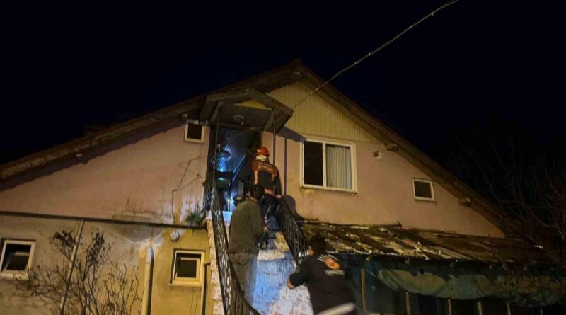 Sakarya'nın Akyazı'nda Bina Yangını; SAKTİM Desteğiyle Kontrol Altına Alındı 1