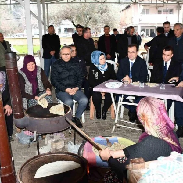 Salihli Kaymakamı Ali Güldoğan mahalle sakinleriyle sohbet ediyor.-1