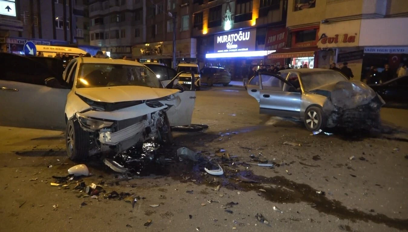 Samsun Bafra’da Polis Kaçırıp Kazaya Karışan Sürücü 3 Kişinin Yaralanmasına Neden Oldu