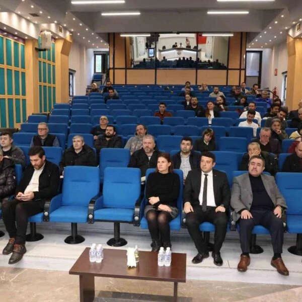 Sanayiciler, Denizli OSB konferans salonunda 'Küresel Rekabetçi ve Kapasite Geliştirme Destek Programı' tanıtım toplantısına katılıyor.-1