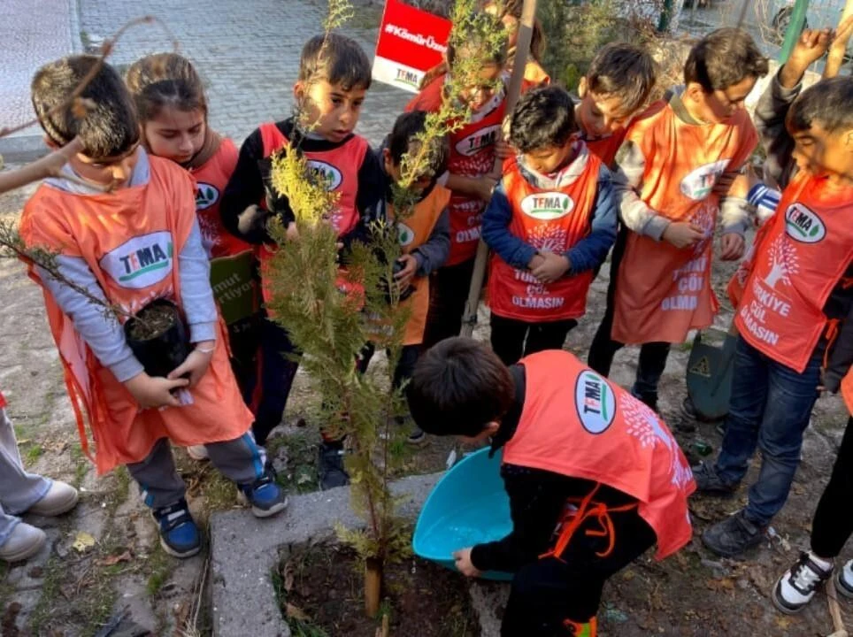 Şanlıurfa’da Öğrenciler Fidan Dikim Etkinliğiyle Doğa Sevgisi Kazandı