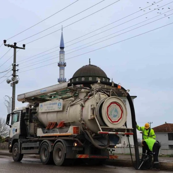 SASKİ ekipleri yağış sonrası su birikintilerini temizliyor.-1