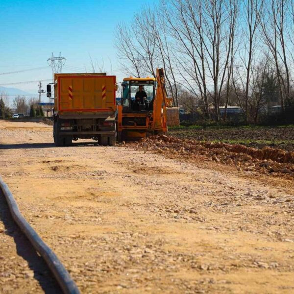 SASKİ yetkilileri yeni içme suyu hattının inşaat çalışmalarını izliyor.-1