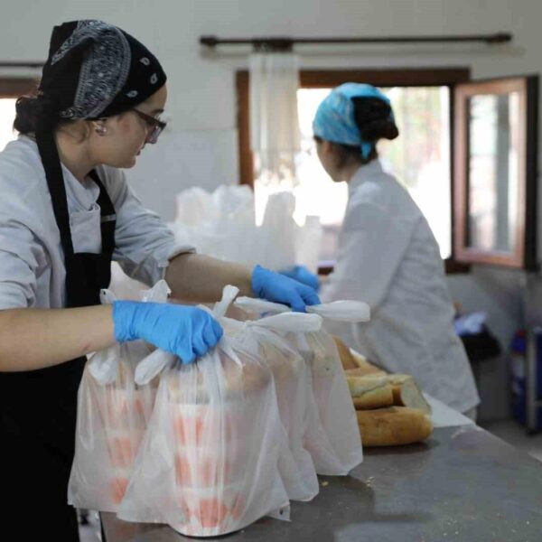 Seferihisar Belediyesi'nin yemek aşevinden çıktığı yemekler-3