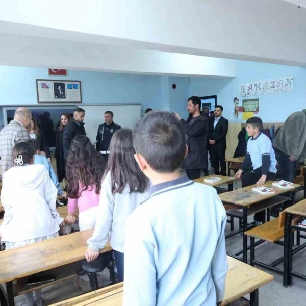 Şehit Musa Yüce İlkokulu ve Ortaokulu öğrencilerinin karne dağıtım töreni-3