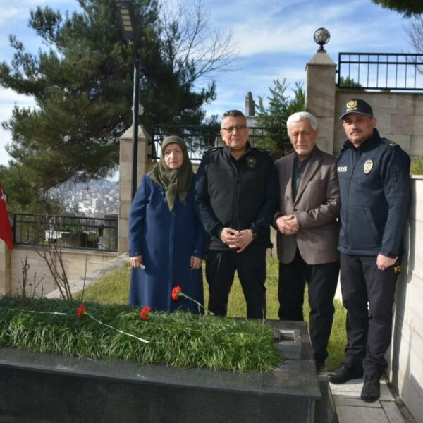 Şehit Polis Memuru Haşim Kayık'ın kabri başında anma-1