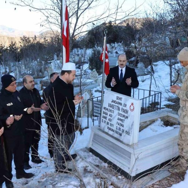 Şehit Yasin Aksu ve Vahdettin Pakih'in mezarlarını ziyaret eden Oltu Kaymakamı Mustafa Çelik-1