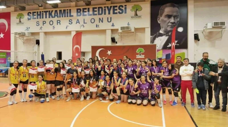 Şehitkamil'de Voleybol Yıldız Kızlar Turnuvası: Sebiha Rıfat Kaleoğlu Ortaokulu Birinci 1