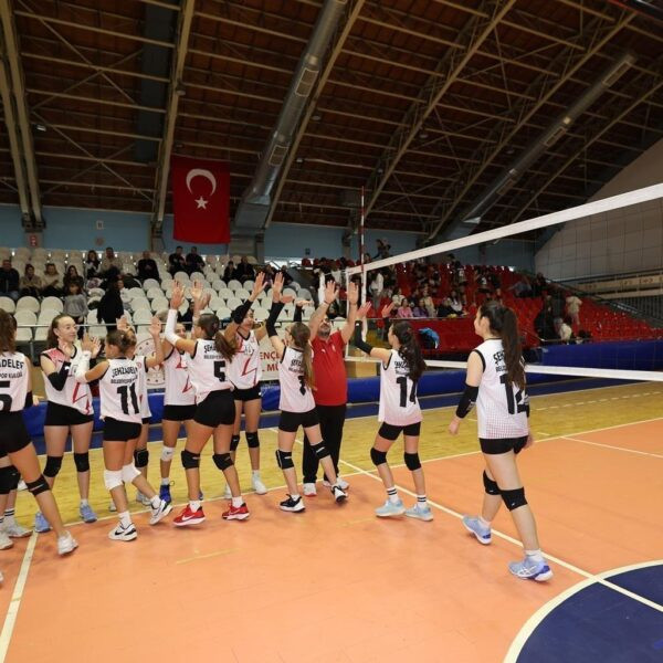 Şehzadeler Belediye Spor Kulübü Midi Kızlar Voleybol Takımı-1