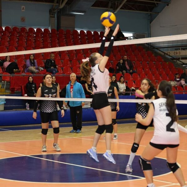 Şehzadeler Belediye Spor Kulübü Midi Kızlar Voleybol Takımı-3