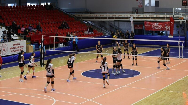 Şehzadeler Belediye Spor Kulübü Midi Kızlar Voleybol Takımı İl Birinciliği Yolunda Blok Spor'u Yendi 1