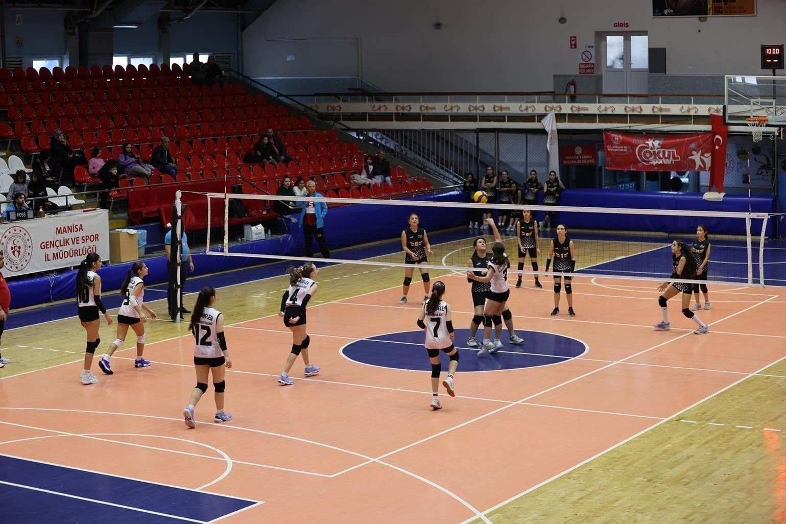 Şehzadeler Belediye Spor Kulübü Midi Kızlar Voleybol Takımı İl Birinciliği Yolunda Blok Spor’u Yendi