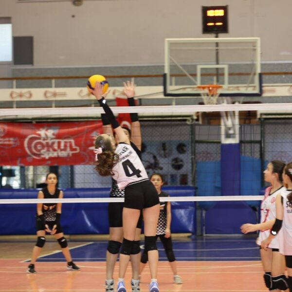 Şehzadeler Belediye Spor Kulübü Midi Kızlar Voleybol Takımı'nın Blok Spor'u yendiği maç-2