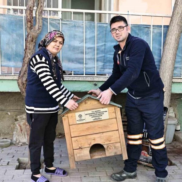 Selda Çimen ve Halime Albayrak, sokak hayvanları için mama ve kedi evi talebinde bulundular.-2