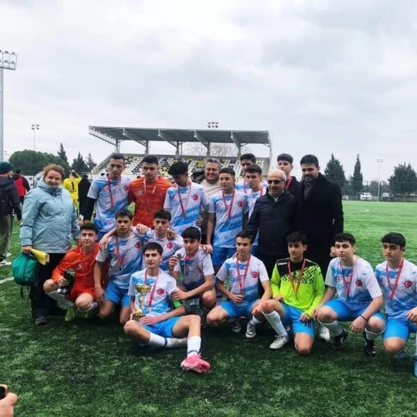 Selendi Mehmet Akif Ersoy Anadolu Lisesi futbol takımı ikincilik kupasını alıyor.