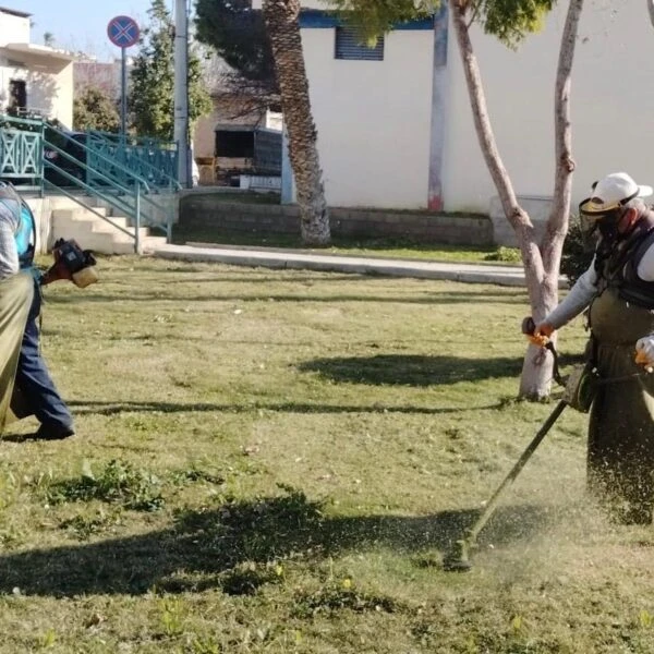 Silifke Belediyesi ekiplerinin parklarda yaptığı bakım çalışmaları-1