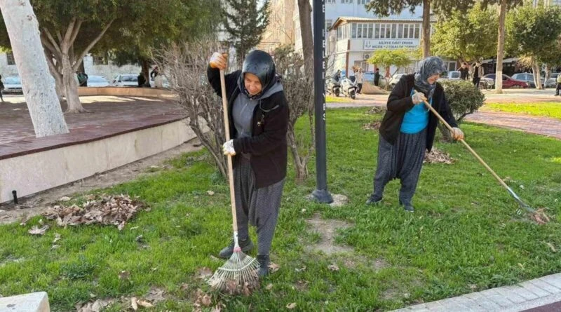 Silifke Belediyesi Park ve Yeşil Alanlardaki Bakım Çalışmalarını Sürdürüyor 1