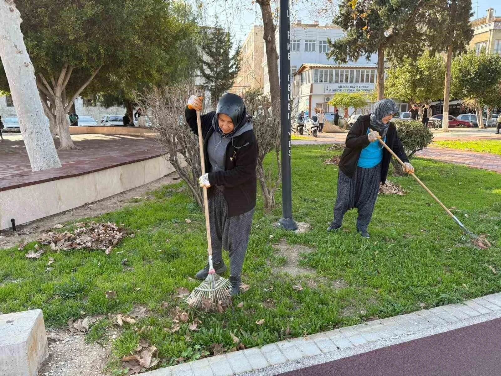 Silifke Belediyesi Park ve Yeşil Alanlardaki Bakım Çalışmalarını Sürdürüyor