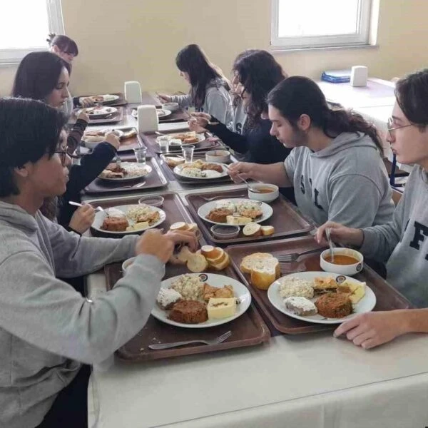 Sinop'taki bir pansiyonlu okulda öğrenciler yemek yiyor.-1