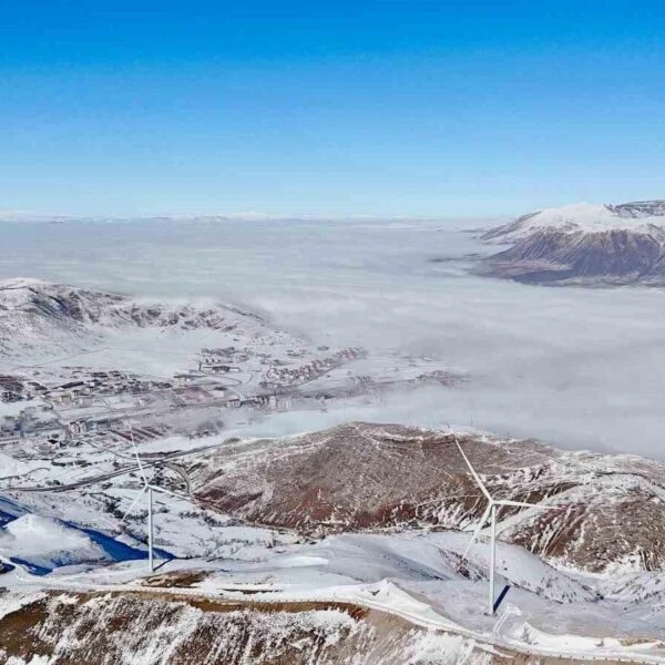 Sisli dağlar arasında rüzgar türbinleri-1