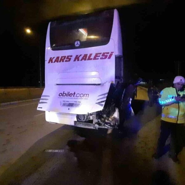 Sivas'ta trafik kazasında yaralılar ambulansla kaldırılıyor-2