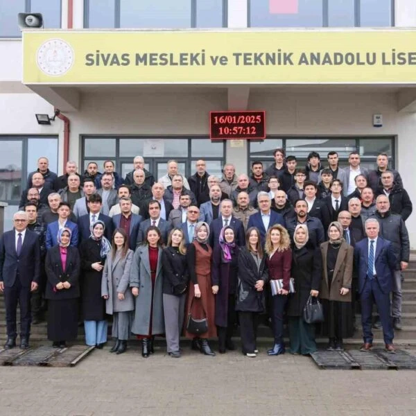 Sivas Ticaret ve Sanayi Odası Başkanı Zeki Özdemir, Sivas Mesleki ve Teknik Anadolu Lisesi öğrencilerle-1