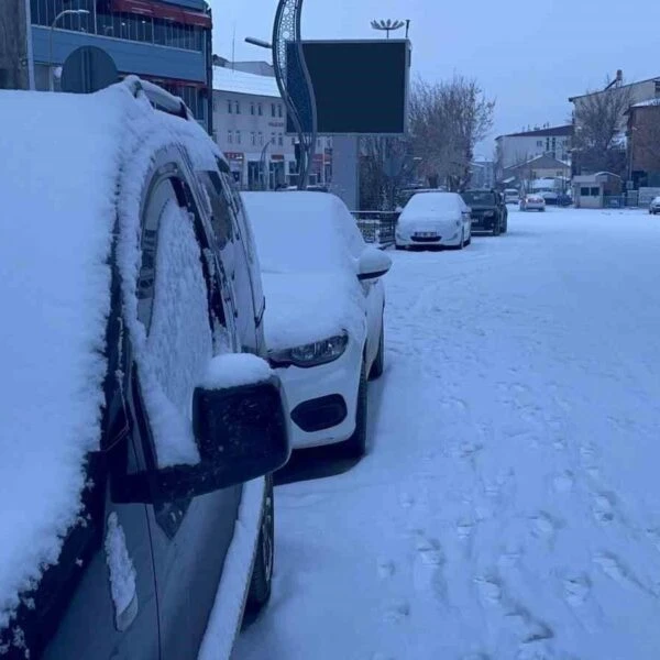 Soğuk hava nedeniyle dikkatli yürüyen bir öğrenci-1