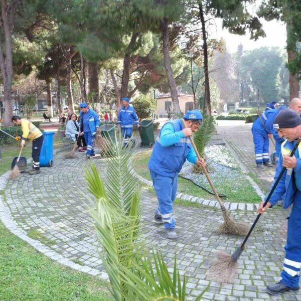 Söke'nin sokaklarında çiçeklerle renklendirilmiş bir kavşak-4