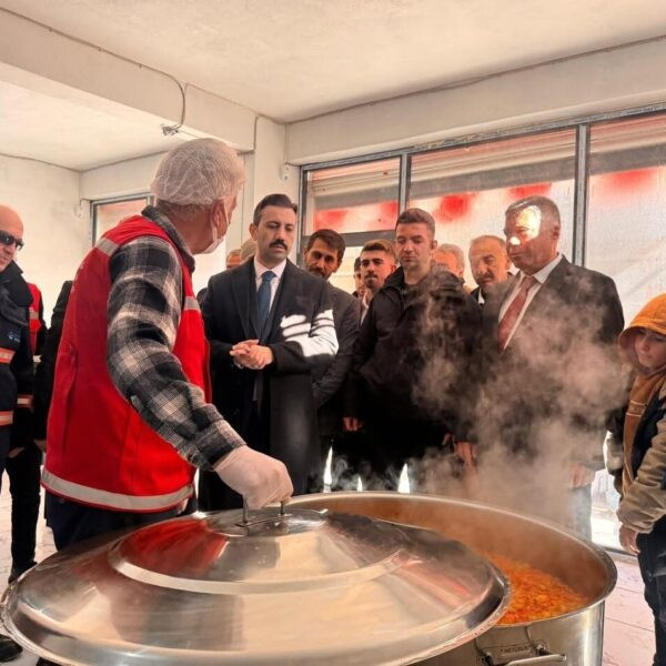 Sosyal Yardımlaşma ve Dayanışma Vakfı'nın açtığı aş evin personeli ile birlikte görüntü.-2