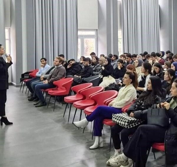 SUBÜ'nde düzenlenen bağımlılıkla mücadele seminerine katılanlar.-3