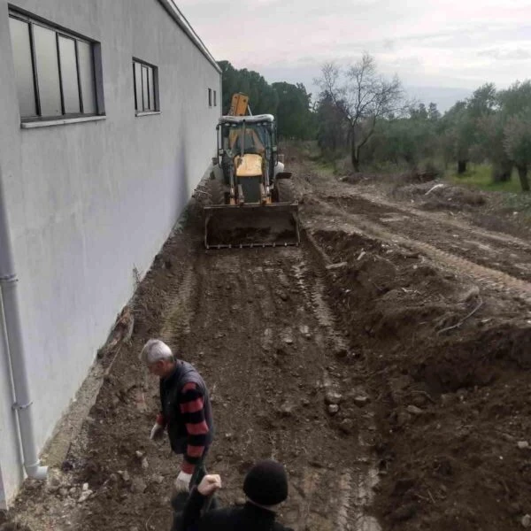 Sultanhisar Belediyesi ekipleri bir düğün salonunun çevresinde çalışıyor.-1