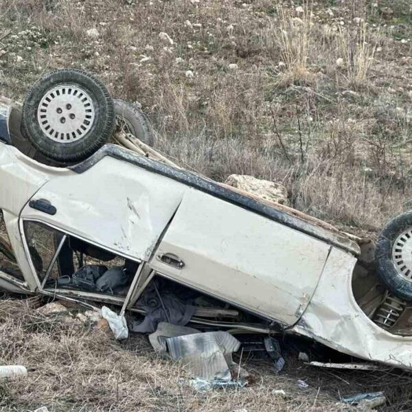 Takla atan otomobilin etrafında toplanan itfaiye, polis ve sağlık ekipleri-2