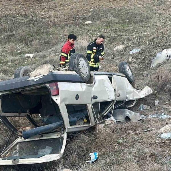 Takla atan otomobilin etrafında toplanan itfaiye, polis ve sağlık ekipleri-4