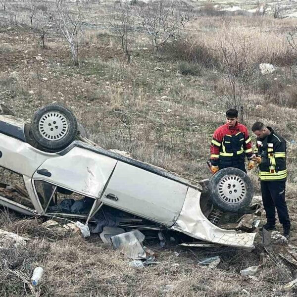 Takla atan otomobilin etrafında toplanan itfaiye, polis ve sağlık ekipleri-6