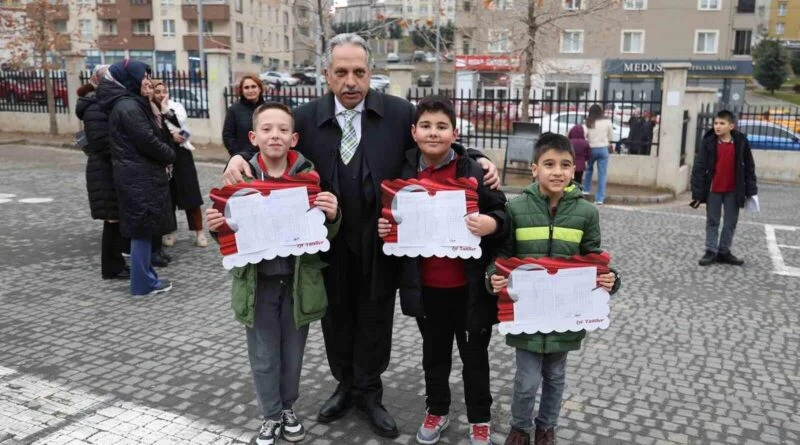 Talas Belediye Başkanı Mustafa Yalçın, Mehmet Zeynep Akköse İlkokulu'nda Karne Töreni'ne Katıldı 1