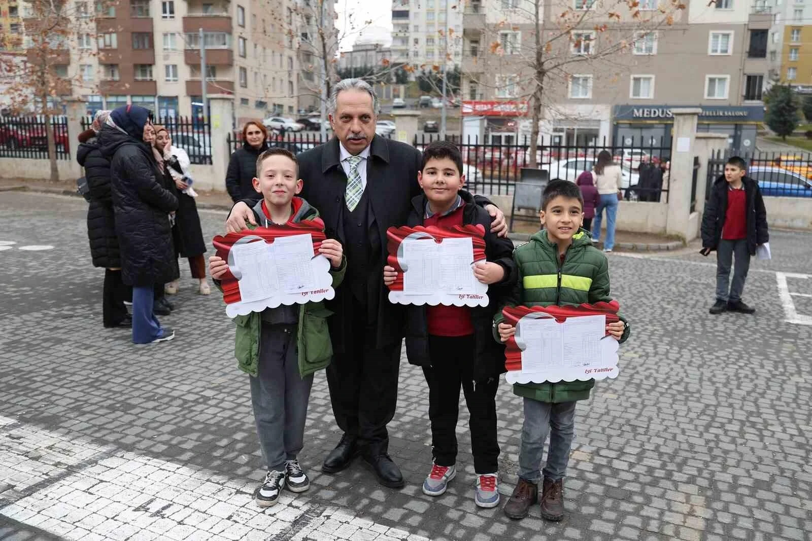 Talas Belediye Başkanı Mustafa Yalçın, Mehmet Zeynep Akköse İlkokulu’nda Karne Töreni’ne Katıldı