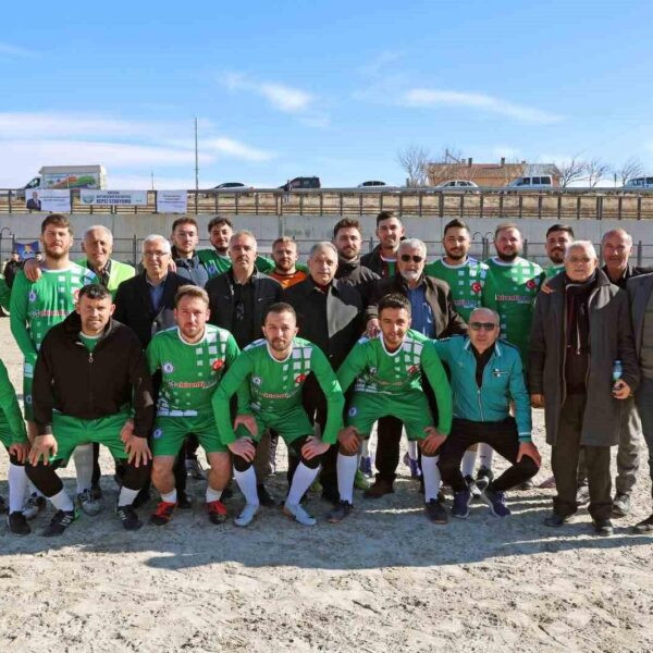 Talas Belediye Başkanı Mustafa Yalçın ve Talas Kaymakamı Yaşar Dönmez turnuva komitesi başkanı olan Kepez Muhtarı Ayhan Demirezen'e futbol topu hediye ediyor.-2