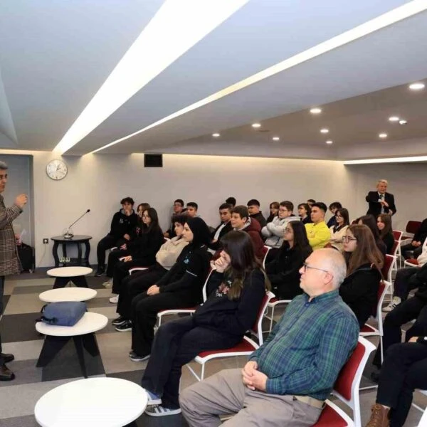 Talas Belediyesi'nin Yazar Okulu Seminerleri'nde gençler