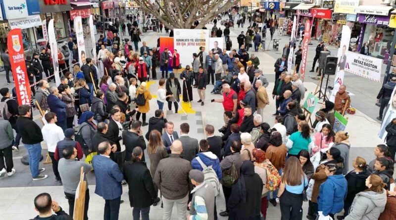 Tarsus Belediye Başkanı Ali Boltaç Görme Engelliler Haftası Etkinliğinde Beyaz Bastonla Yürüyerek Farkındalık Çekti 1