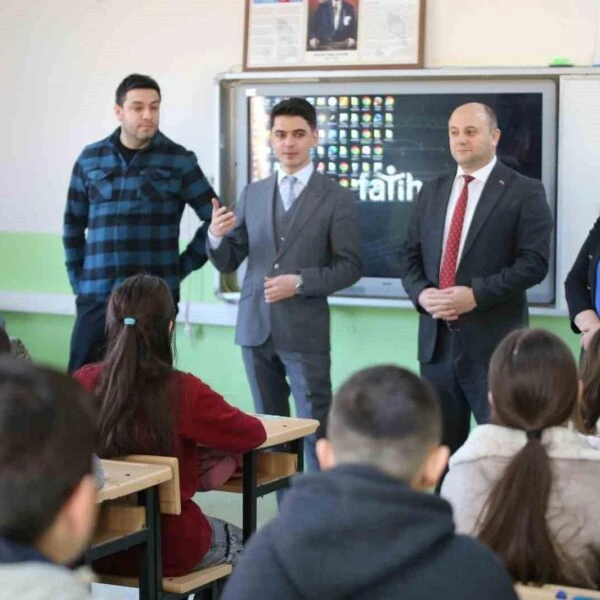 Taşova Kaymakamı Salih Kartal öğrencilerle sohbet ediyor.-3