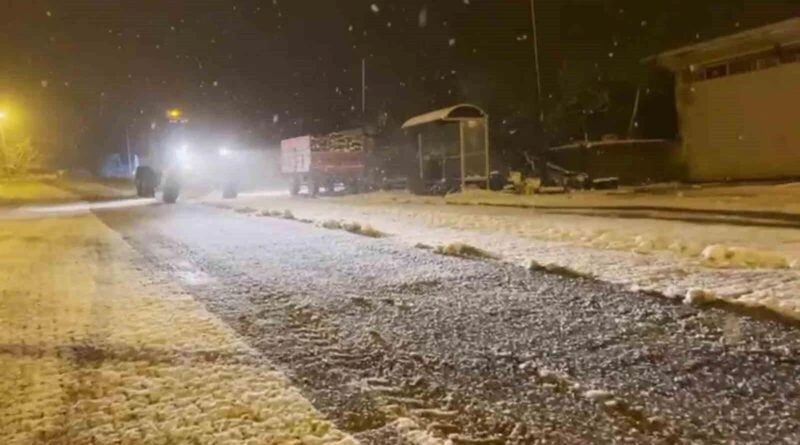 Tekirdağ Süleymanpaşa'da Kar Yağışı Etkisiyle Yollar Açık Tutuluyor 1