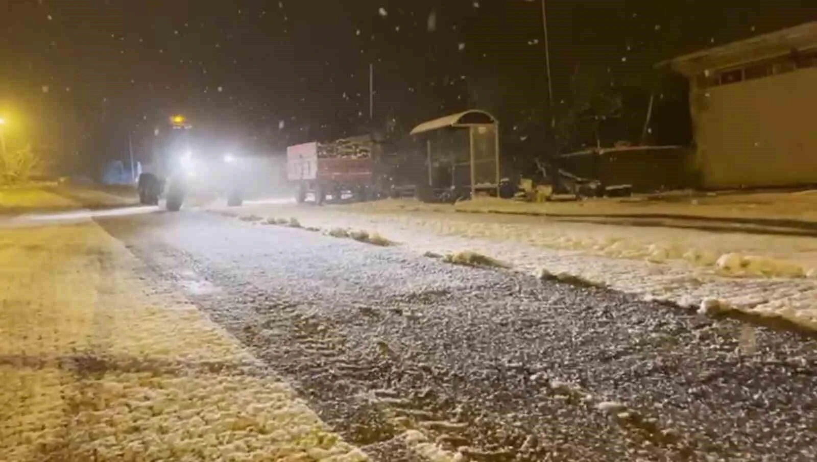 Tekirdağ Süleymanpaşa’da Kar Yağışı Etkisiyle Yollar Açık Tutuluyor