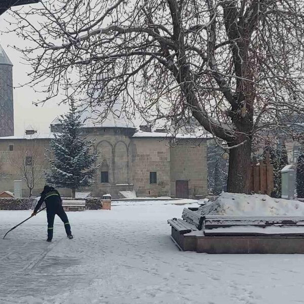 Tekman ilçesine giden yol sis ve kar nedeniyle araç sürücülerine zor anlar yaşatıyor-4