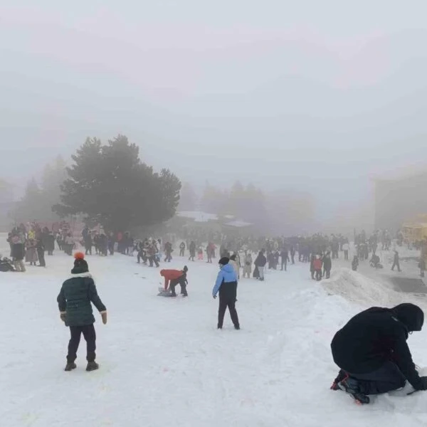 Telesiyej kuyruğunda bekleyen turistler-2