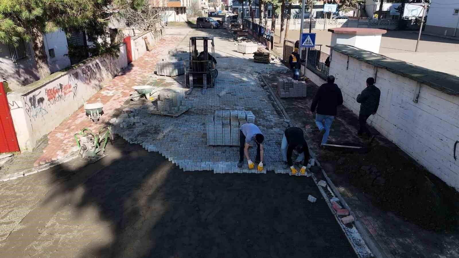 Terme Belediyesi Çay Mahallesi’nde Parke Taş Kaplama Hizmeti Başlattı