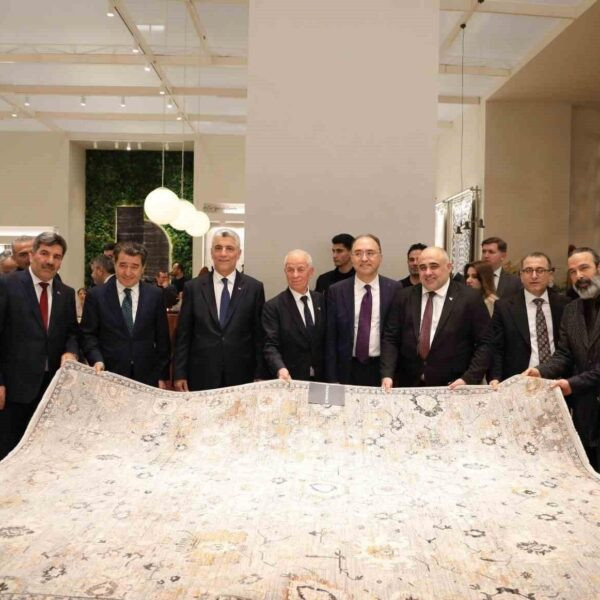Ticaret Bakanı Ömer Bolat fuarda halıları inceliyor-1